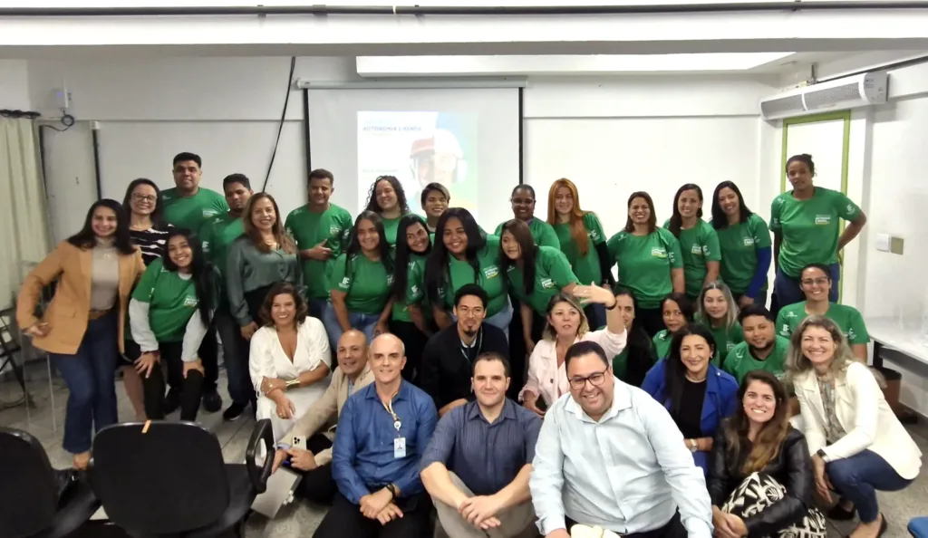 Estudantes, professores e gestores posam para foto na aula inaugural do programa Autonomia e Renda em Cubatão/SP.